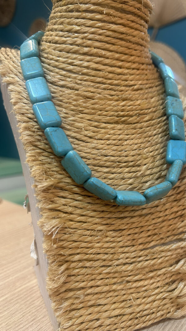 Colar pastilhas pedra sabão turquesa