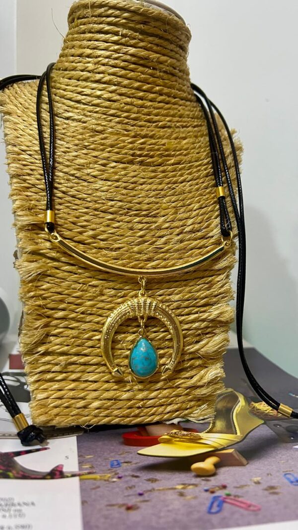Colar fio medalha pedra turquesa