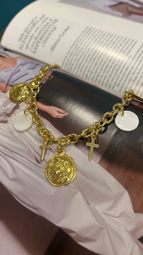 Pulseira moedas madre cruzinhas