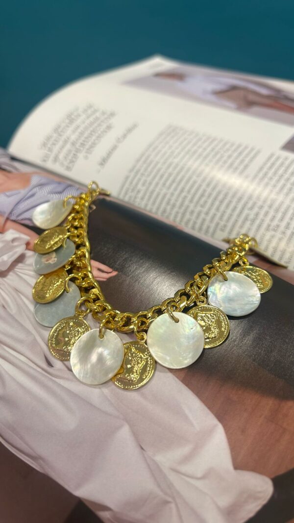 Pulseiras moedas madre furta cor