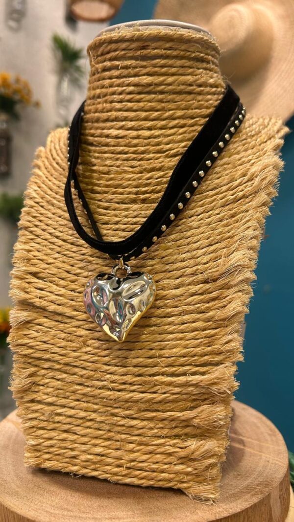 Choker cordão de camurça duplo coração