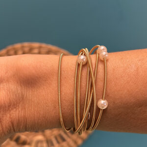 Pulseira corda de violão pérolas