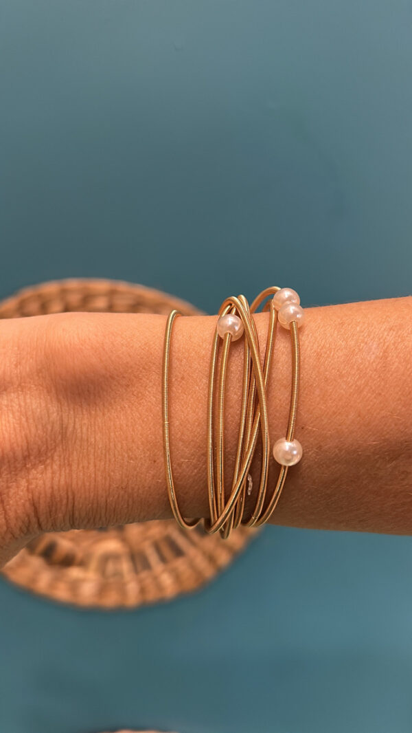 Pulseira corda de violão pérolas