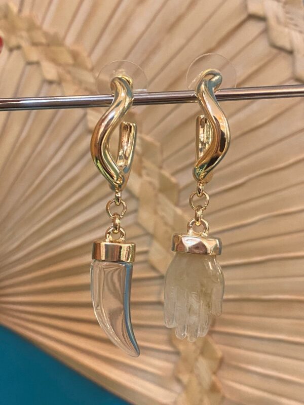 Argola resina transparente mão de Fatima e dente de sabre - Imagem 5