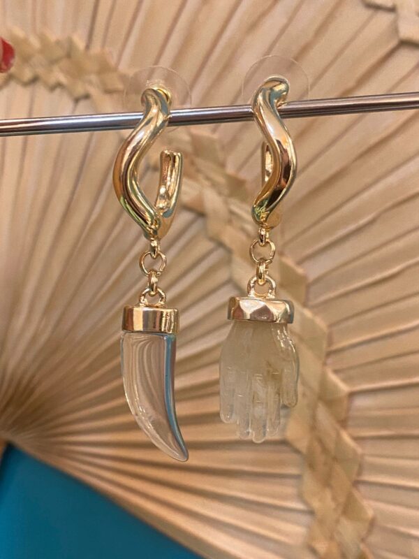 Argola resina transparente mão de Fatima e dente de sabre - Imagem 4