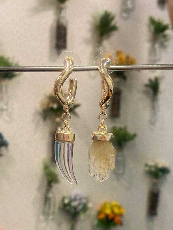Argola resina transparente mão de Fatima e dente de sabre - Imagem 6