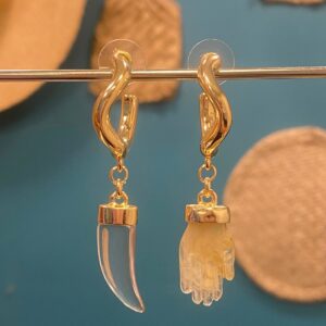 Argola resina transparente mão de Fatima e dente de sabre