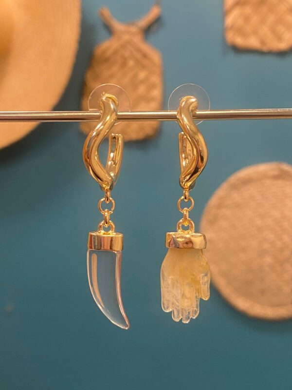 Argola resina transparente mão de Fatima e dente de sabre