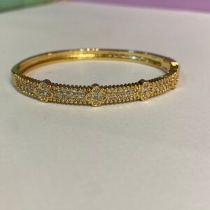 Bracelete trevo VC cravejado esferinhas