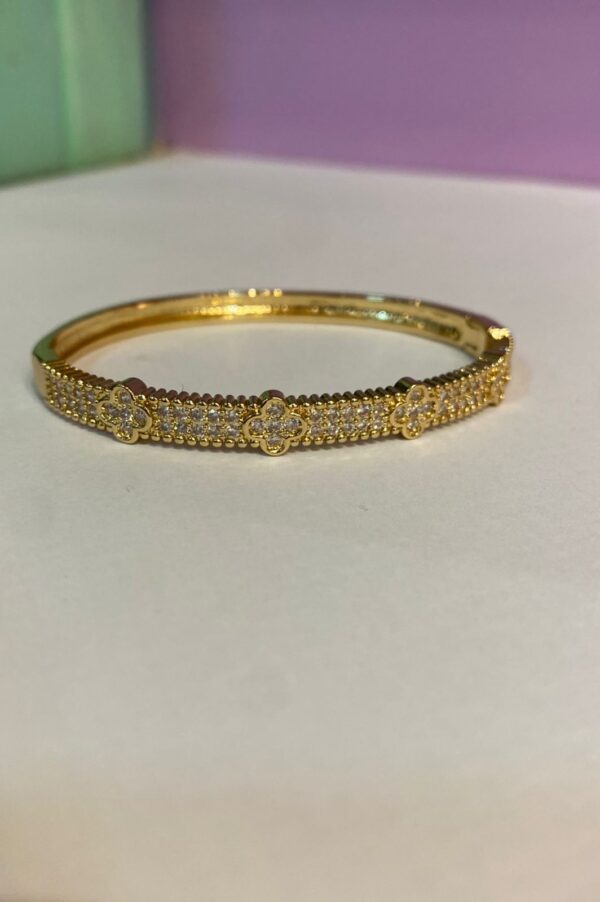 Bracelete trevo VC cravejado esferinhas