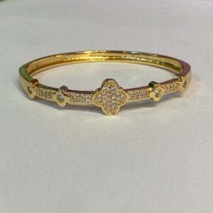 Bracelete cravejado brilhinhos VC trevo