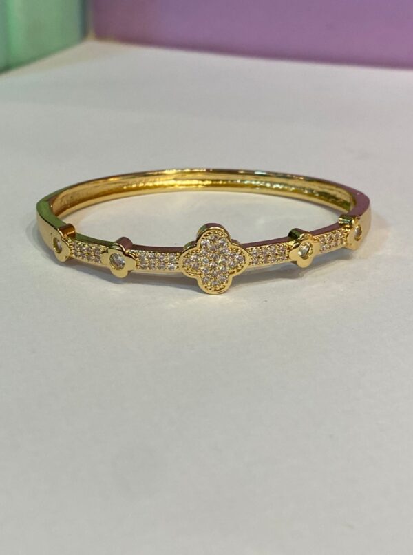 Bracelete cravejado brilhinhos VC trevo