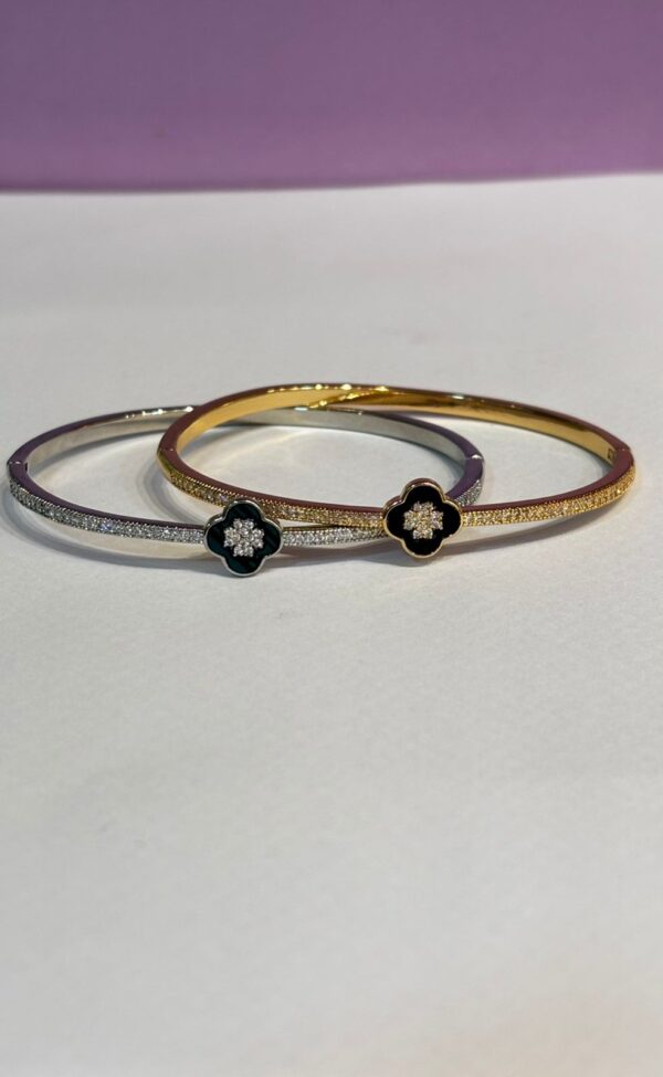 Bracelete trevo VC cravejado fino