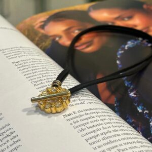 Colar lariat courinho strass