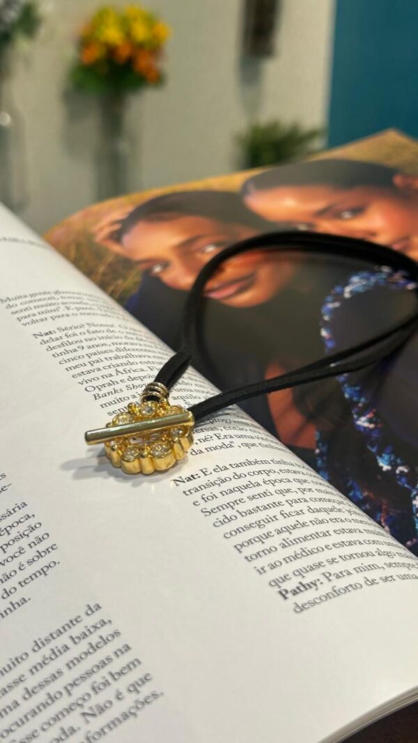 Colar lariat courinho strass