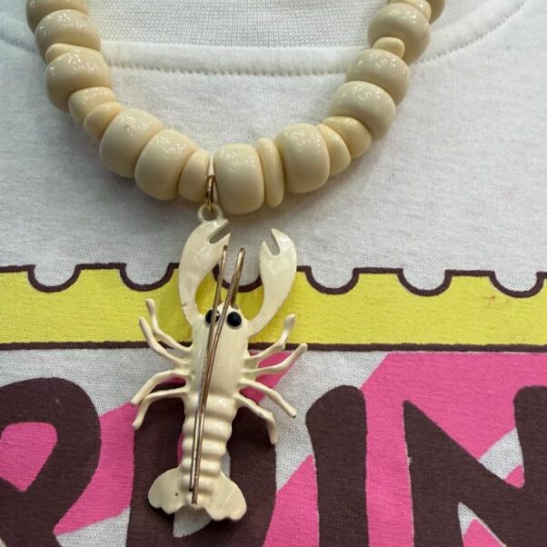 Colar Lagosta Resina Off White