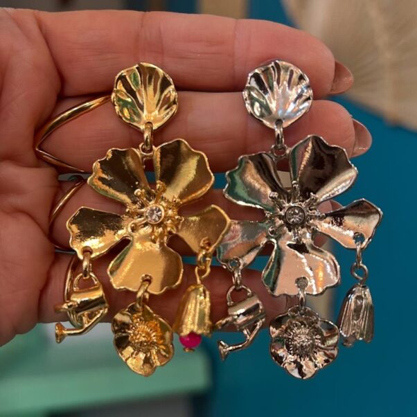 Brinco de Flor com Penduricalho
