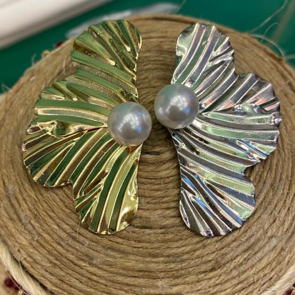 Brinco meia flor pérola