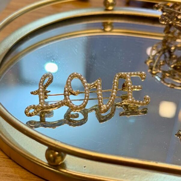 Broche LOVE