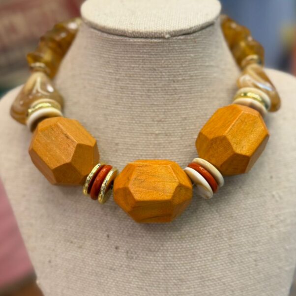 Colar maxi amadeirado