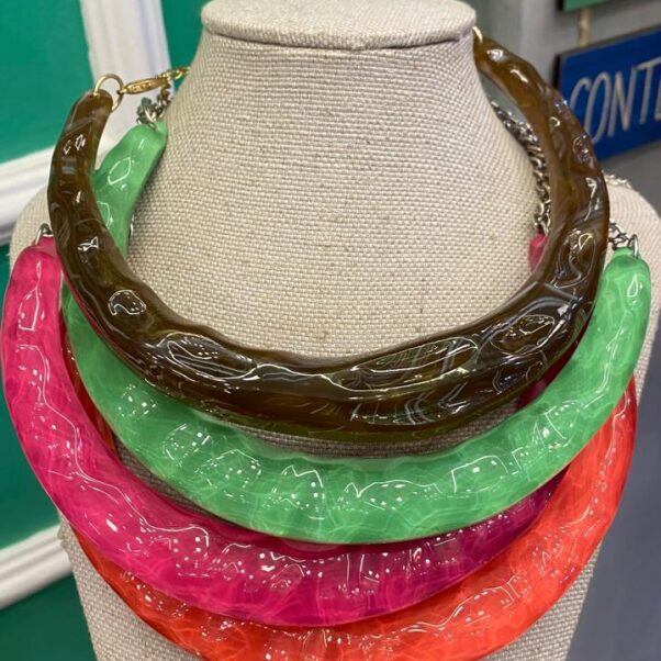 Colar meia lua acrílico