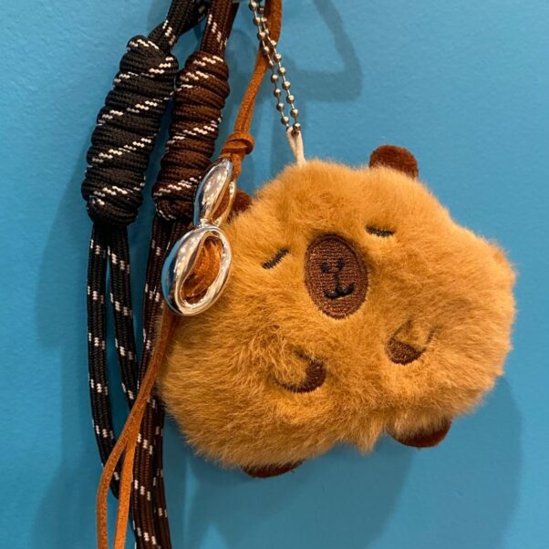 Chaveiro capivara pelúcia