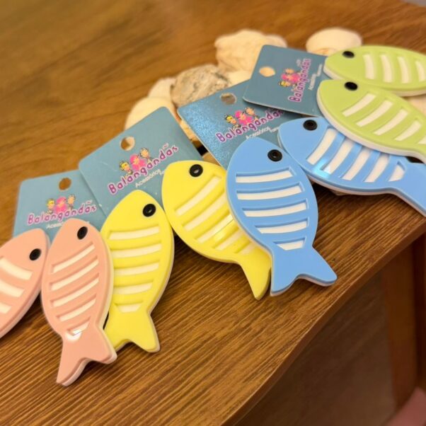 Brinco peixe listras resina