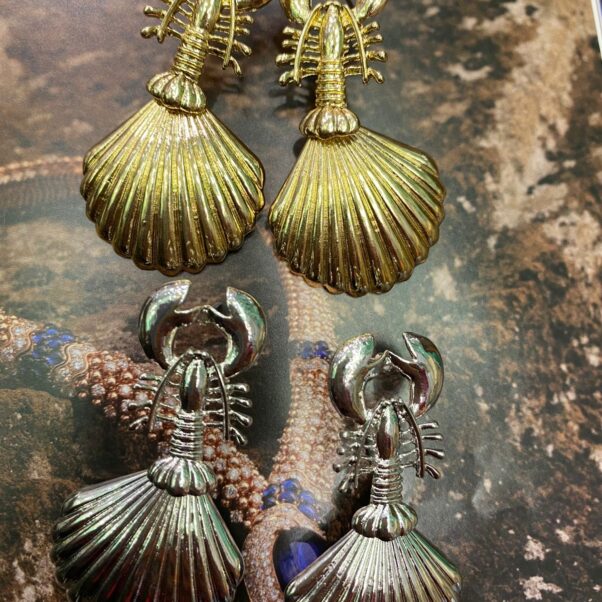 Brinco lagosta calda concha