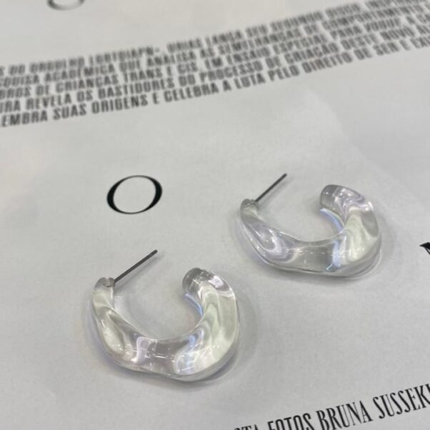 Brinco transparente argola orgânica