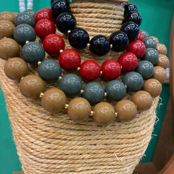 Colar esferas resina