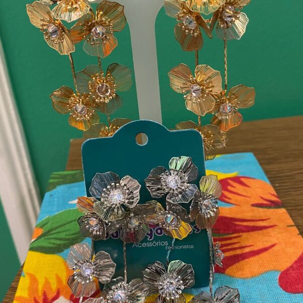 Brinco cascata de flor
