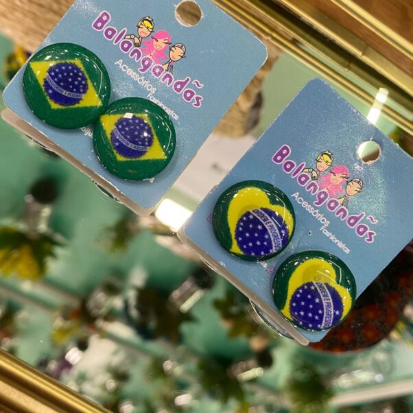 Brinco resina botão do Brasil
